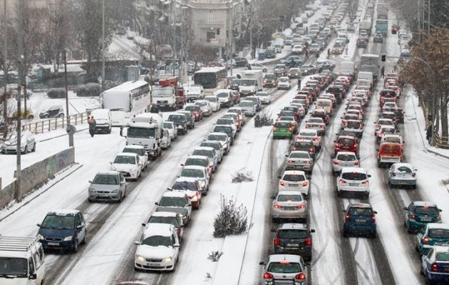 Ρομά επιτέθηκαν, ξυλοκόπησαν και λήστεψαν εγκλωβισμένους οδηγούς στα χιόνια